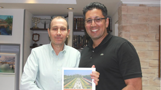 צילום: דוברות עיריית עכו ראש העיר צפת הגיע לעכו לקבל הדרכה על פארקים בעיר