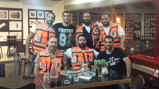צילום: דוברות איחוד הצלה אחרי ההחייאה מתנדבי איחוד הצלה הוזמנו לארוחה "על חשבון הבית"