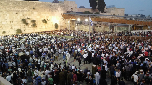 צילום: יהודה שטיין רגע לפני צאת הצום: רבים התפללו בכותל המערבי