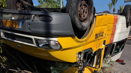 צילום: דוברות איחוד הצלה שני נפגעים קל בהתהפכות מונית שירות בקריית מוצקין