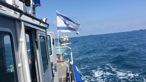 צילום: דוברות המשטרה המשטרה חילצה שלושה דייגים שנתקעו עם סירה מול חופי אשדוד