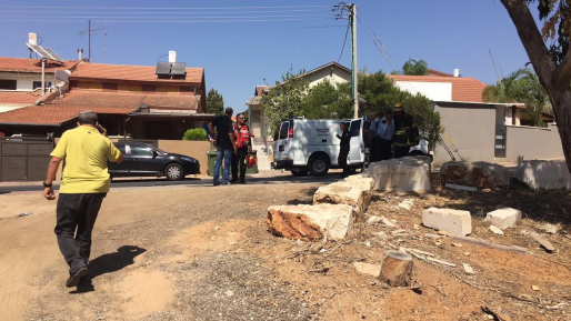 צילום: בועז צברי רקטה שנורתה מרצועת עזה נפלה בשדרות