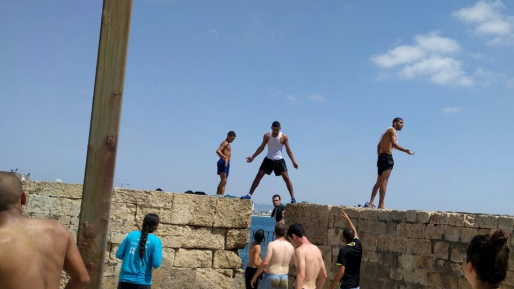 צילום: ארגון חוננו ערבים תקפו מטיילים יהודים בעכו – חייל שלף נשקו ונעצר