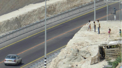 צילום: רגבים נזק לרכב בפיגוע אבנים סמוך לבית אומר
