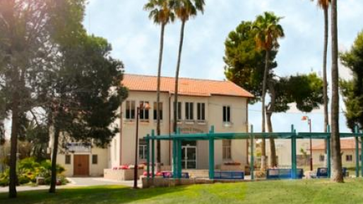 צילום: מועצה מקומית גן יבנה בשורה בגן יבנה: דפיברלטור לכל בית ספר