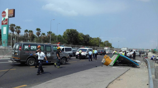 הרוגה ופצוע מפגיעת רכב בתחנת אוטובוס סמוך למחלף אולגה