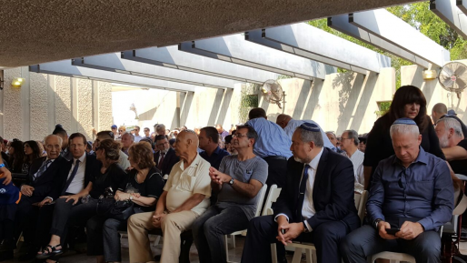 צילום: חדשות צ.ב.מ אלפים בהלוויית בנימין בן אליעזר