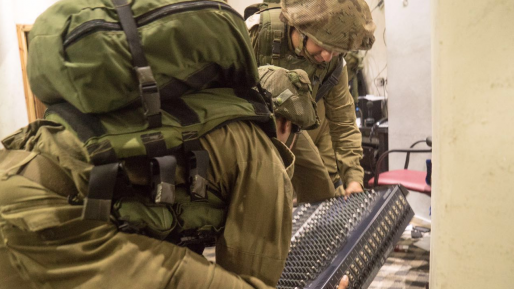 צילום: דובר צה״ל כוחותינו פשטו על תחנת רדיו בכפר דורא וסגרו אותה