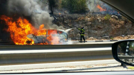 צילום: חדשות צ.ב.מ שריפת רכב התפשטה ליער צמוד לכביש 443