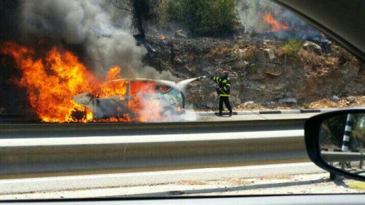 שריפת רכב התפשטה ליער צמוד לכביש 443