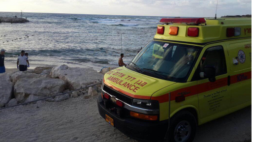 צילום: תיעוד מבצעי מד בן 82 נפל במדרגות בירידה לחוף ארבע עונות – מצבו בינוני