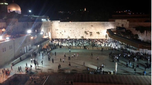צילום: מאור אדרי צפו: צעירים רוקדים ושרים הלילה בכותל המערבי
