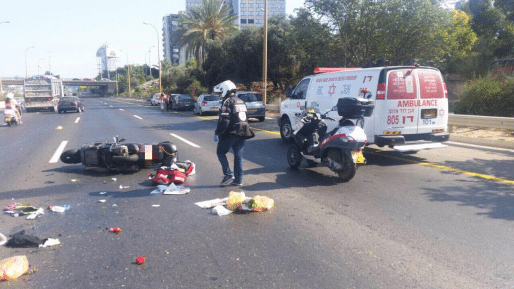 צילום: חגי נתני, תיעוד מבצעי מד פצוע קשה בתאונה בין רוכב אופנוע לרכב סמוך לכרמיאל