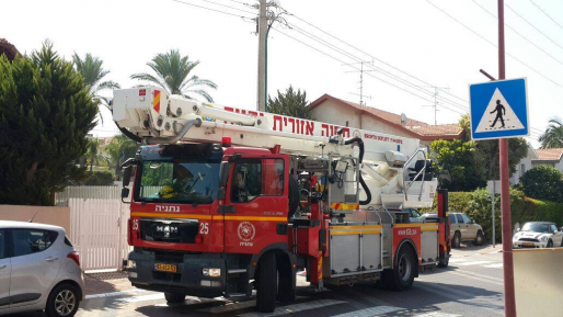 צילום: שי שאולי אישה נפגעה קל בשריפה שפרצה בדירה בפתח תקווה