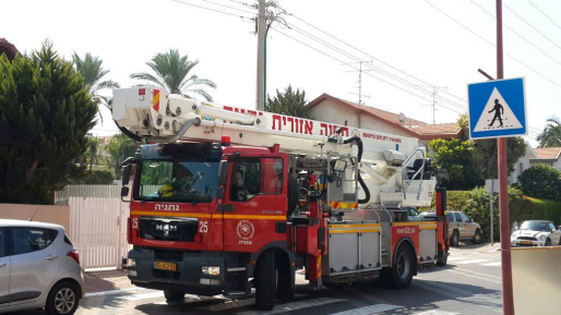 נלחמים בלהבות: 2 חממות עולות באש במושב זוהר