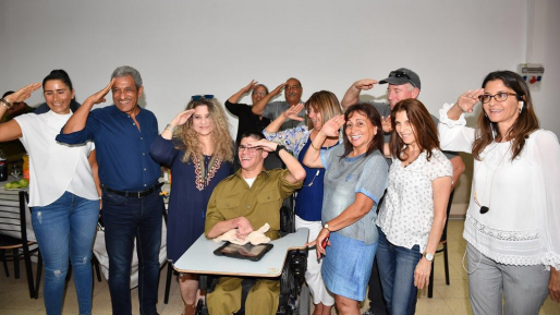 צילום: דוברות עיריית אילת לאחר ששי בחר להתנדב: הוא זכה לטקס גיוס מרגש