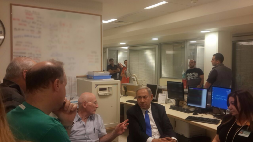 צילום: נתניהו ביקר את מיטת חוליו של פרס ואיחל החלמה בשם עם ישראל