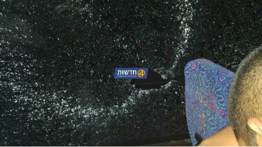 צילום: 0404 נזק לאוטובוס בפיגוע אבנים בכביש עוקף חוסאן