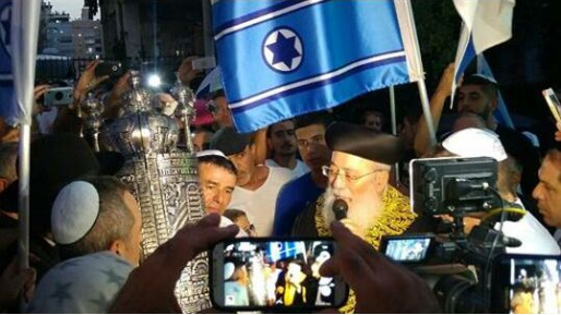 צילום: משפחת חזן הוכנס ספר תורה לזכרו של החייל תומר חזן שנרצח ע"י מחבל