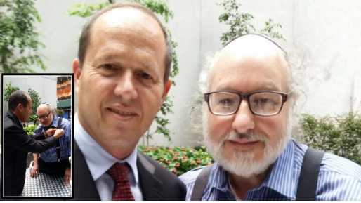 צילום: עיריית ירושלים ברקת נתקל במקרה בפולארד והעניק לו את סיכת ירושלים