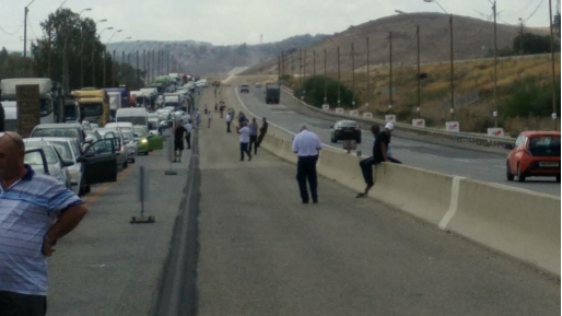 צילום: דקל מטלון נהגים נתקעו בציר 70 ויצאו מכלי הרכב. עודד: "הלך היום"