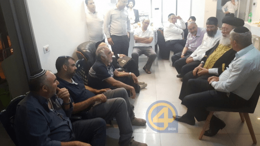 צילום: חדשות 0404 הרב עאמר הגיע לנחם המשפחות האבלות שאיבדו סתבא ואם בתאונת דרכים