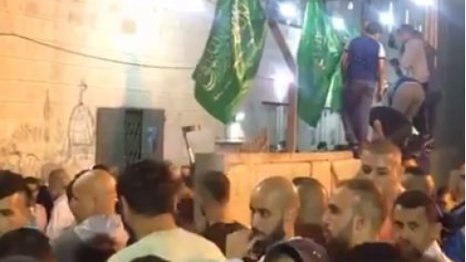צילום: תקשורת ערבית להרוס את בית המחבל עוד הלילה ולפזר את החוגגים!
