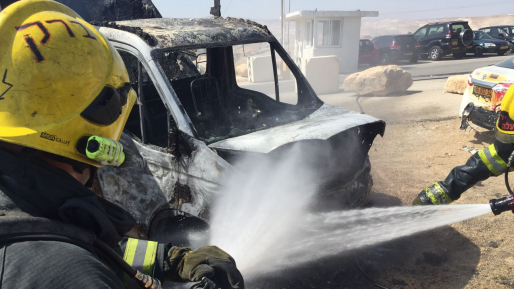 צילום: דוברות כב משאית ורכב פרטי עלו באש מול בסיס צה"ל במישור אדומים