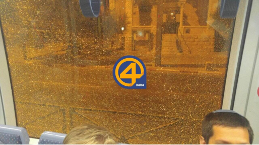 צילום: חדשות 0404 פיגוע אבנים שלישי היום לעבר הרכבת הקלה – חלון נופץ