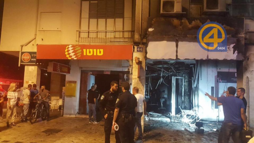 צילום: שמעון כהן שריפה פרצה בחנות בגדים ופיצריה בעכו