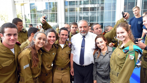 צילום: דוברות משרד הביטחון ליברמן אירח חיילים בודדים בסוכתו: ״אתם התגשמות החלום הציוני״