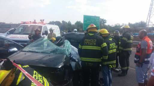 צילום: דוברות מד''א צפו בתיעוד: האוטובוס מתנגש ברכב באלפי מנשה