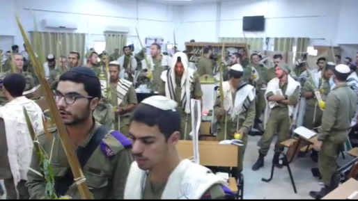 צילום: שלומי צור צפו: חיילי גבעתי בתפילת סוכות מרגשת