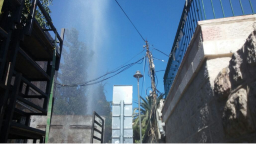 צילום: דניאל קולט צפו: פיצוץ בצינור גרם לזרם מים לגובה כ-15 מטר