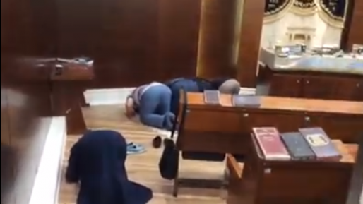 צילום: צפו: טורקים מוסלמים מתפללים בתוך בית כנסת בנתב״ג