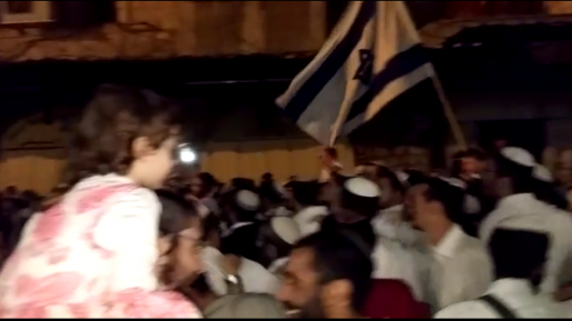 צילום: צילום: מרדכי יורבצקי צפו: מאות בהקפות במקום הפיגוע ברובע המוסלמי
