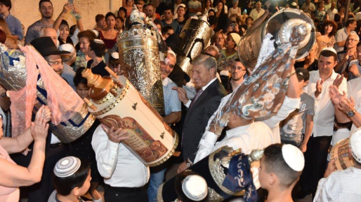 צילום: רפי עשור אלפי תושבים השתתפו בחגיגות שמחת התורה בקרית אתא