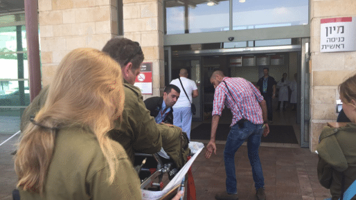 צילום: רסיסים נמצאו בידו של הלוחם שנפצע מירי בגבול לבנון