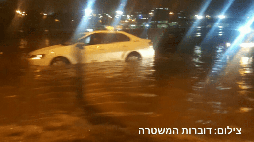 צילום: דוברות המשטרה אילת: הצפות, עמודי חשמל קרסו ומעליות נתקעו (וידאו)