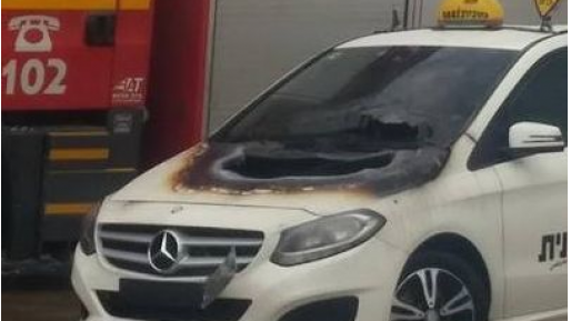 צילום: הילה בן-עמי אפרגן שירותי הכיבוי: נבדק האם ברק פגע במונית שעלתה באש