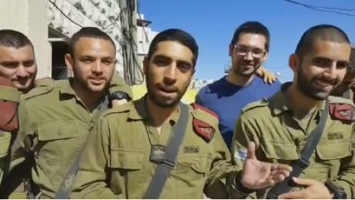 צילום: לוחמי הצנחנים מוסרים שבת שלום מעיר האבות – חברון