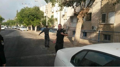 צילום: דוברות המשטרה מטען דמה הוצמד לדירה בבניין מגורים בעפולה