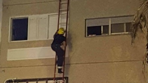 צילום: גבריאל מיכאלי שמונה נפגעי עשן בשריפה בבניין מגורים באשקלון