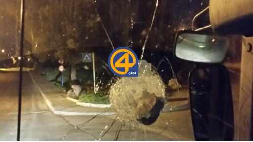 צילום: שמואל שמש נזק לשמשת אוטובוס אגד בפיגוע אבנים בשער הפרחים בירושלים