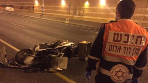 צילום: יששכר וויס, תיעוד מבצעי מד רוכב אופנוע נהרג הלילה בתאונה בסמוך למחלף קריית אונו
