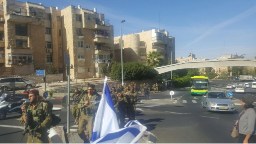 צילום: חיים שיטרית צפו: אזרחים מקבלים בהתרגשות את הצנחנים בסיום מסע בירושלים