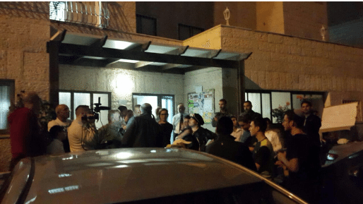 צילום: תושבי פסגת זאב צפו: תושבים מפגינים מתחת לביתו של דרעי לקראת הצעת החוק בעניין המואזין