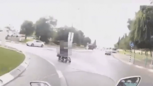 צילום: איחוד הצלה צפו בנס: רגע לפני – האופנוען עצר ולא פגע באם ובתינוק בעגלה