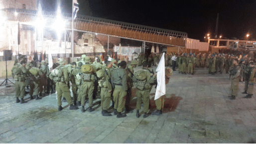 צילום: עוז נתן. התותחנים יצאו הלילה למסע כומתה מהכותל המערבי