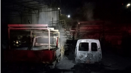 צילום: דוברות כב״ה צפון מחסן עצים וכלי רכב עלו באש במעלות